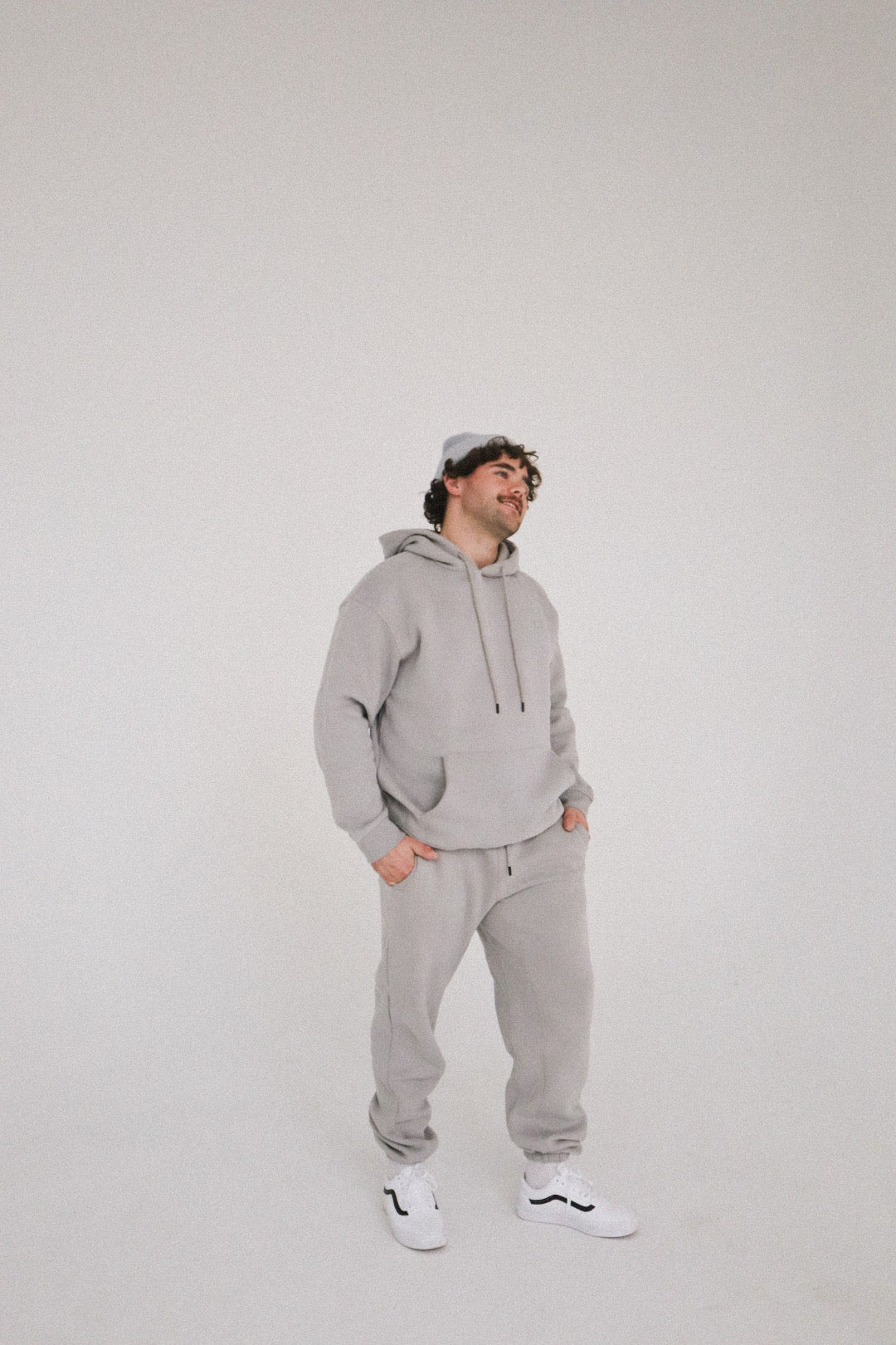 BASIC 'REINVENT' stone sweatpants